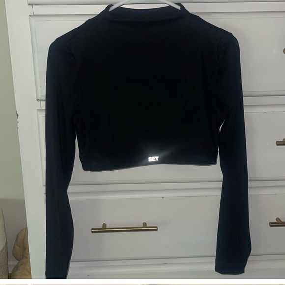 SET BLACK CROP TOP - Picture 2 of 2